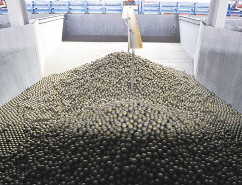 沖擊韌性高:沖擊韌性大于等于12j/cm2;破碎率低:抗破碎及抗剝碎性能是一般鑄造鋼球的10倍以上，落球沖擊次數(shù)20000次以上，實(shí)際破碎率不超過1%,接近于無破碎。